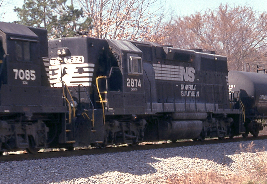 NS 2874 on NS SB freight